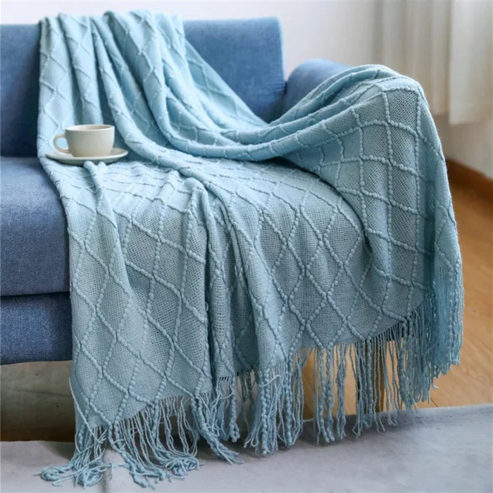 Rauchblaue LOFTWEAVE Strickdecke mit Zopfmuster und Fransensaum