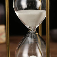 Nahaufnahme des Glaskörpers und des weißen Sands der IRONFORM Sanduhr.