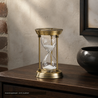 Anwendungsbeispiel der goldfarbenen IRONFORM Sanduhr mit weißem Sand auf einem dunklen Walnuss-Sideboard; mit KI visualisiert.