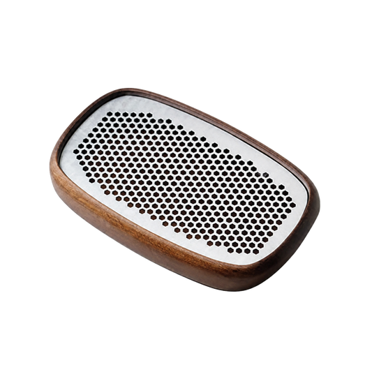 IRONFORM Tablett oval aus Walnussholz mit perforiertem Metalleinsatz – freigestellte Produktdarstellung