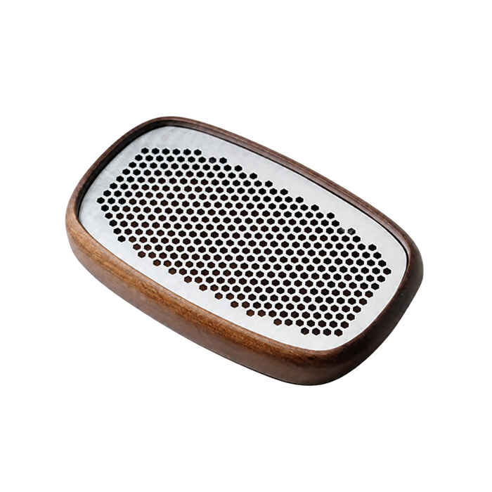 IRONFORM Tablett oval aus Walnussholz mit perforiertem Metalleinsatz – freigestellte Produktdarstellung