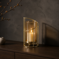 LOFTSOUL Kerzenhalter Gold L auf Holzkonsole – Anwendungsbeispiel, mit KI visualisiert