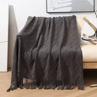 Anthrazitfarbene LOFTWEAVE Strickdecke mit Zopfmuster und Fransensaum