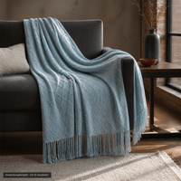 Rauchblaue LOFTWEAVE Strickdecke in einem warmen Industrial-Loft; Anwendungsbeispiel mit KI visualisiert