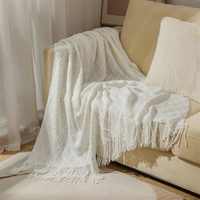 Cremeweiße LOFTWEAVE Strickdecke mit Zopfmuster und Fransensaum