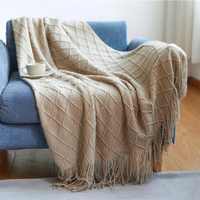 Greige LOFTWEAVE Strickdecke mit Zopfmuster und Fransensaum
