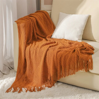 Rostorange LOFTWEAVE Strickdecke mit Zopfmuster und Fransensaum