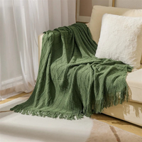 Tannengrüne LOFTWEAVE Strickdecke mit Zopfmuster und Fransensaum