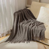Taupefarbene LOFTWEAVE Strickdecke mit Zopfmuster und Fransensaum